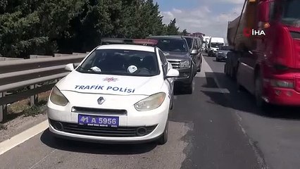 TEM'de film gibi kovalamaca: Sürücü ormanlık alana kaçtı, otomobilden yüklü miktarda uyuşturucu çıktı