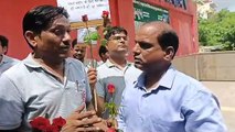 यात्रियों को गुलाब फूल देकर जयपुर मेट्रो कर्मचारियों ने जताया विरोध