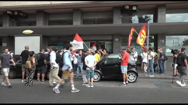 Napoli, con stop reddito di cittadinanza il governo fa guerra ai poveri