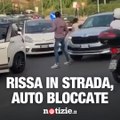 Rissa in strada: auto bloccate