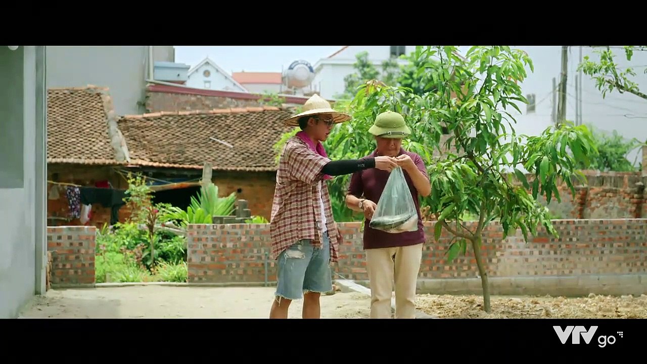 Làng trong phố - Tập 1 - Hiếu tính lên thành phố tìm vận may thì bất ngờ nhận được điện thoại của vợ