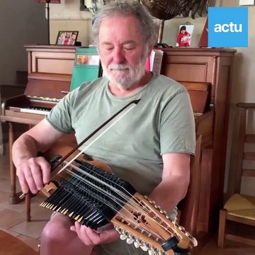 xavier-gerard-joue-du-nyckelharpa-un-instrument-suedois-datant-du-moyen-age