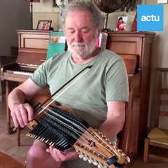 xavier-gerard-joue-du-nyckelharpa-un-instrument-suedois-datant-du-moyen-age