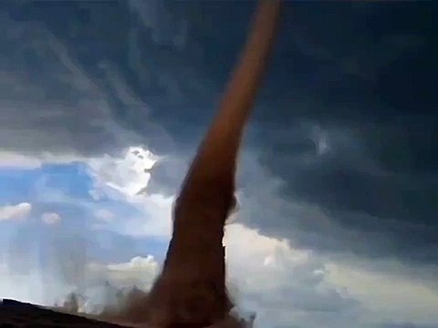Cette tornade de poussière est impressionnante