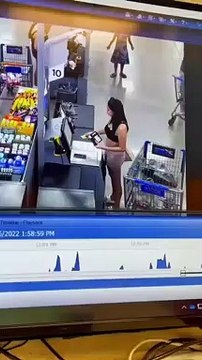 Elle passe un sale moment à la caisse à cause de ses ongles... La honte