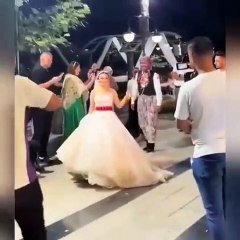 Gelin, damada tasma takarak 'Salako' kostümüyle düğün salonuna getirdi