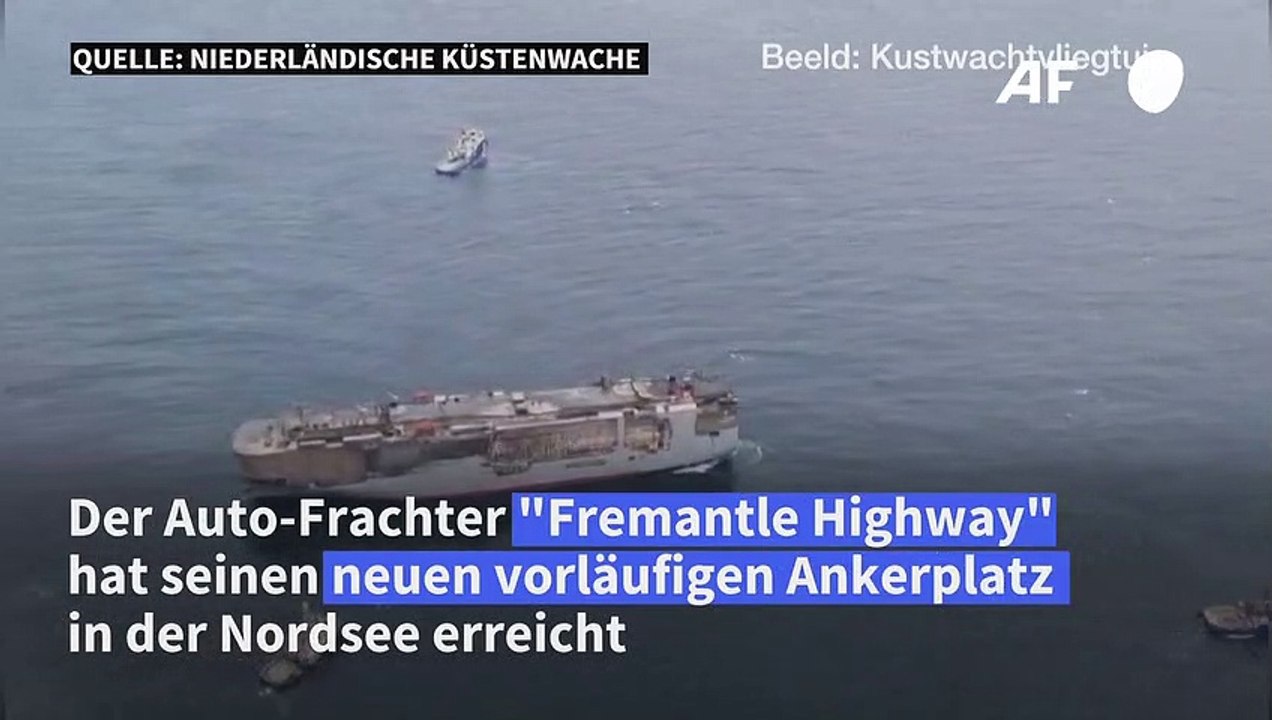 Autofrachter "fremantle highway" nach brand an ruhigere stelle geschleppt