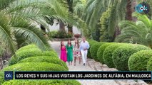Los Reyes y sus hijas visitan los jardines de Alfàbia, en Mallorca