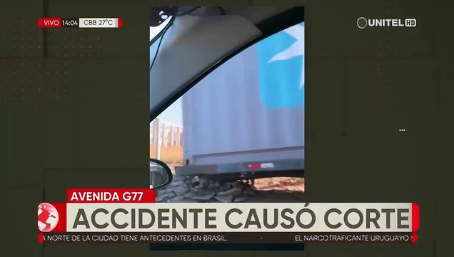 Un camión soltó su chata y daño un poste de tendido eléctrico en la Av. G77