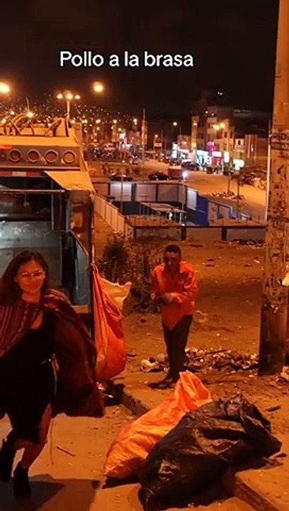 Joven entrega comida a quienes trabajan en Fiestas Patrias