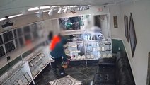 Suspect smashes glass case during armed robbery at Florida jewellery store