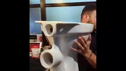 Dikkat mideniz bulanabilir! Klozetin içinde tatlı servis ettiler