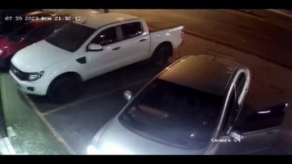 Câmeras flagram disparos contra mulher que estava com criança em carro