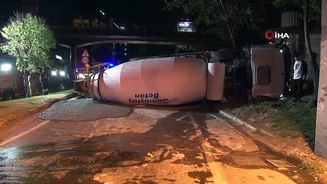 Beyoğlu'nda kontrolden çıkıp virajı alamayan beton mikseri yan yattı
