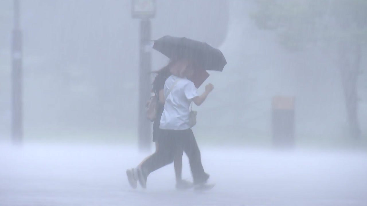 [날씨] 서울 35℃, 올여름 최고 더위...오후 중부·전북 소나기 / YTN