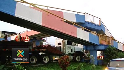 tn7-grúa-choca-contra-puente-y-daña-sus-bases-en-San-Sebastián-310723