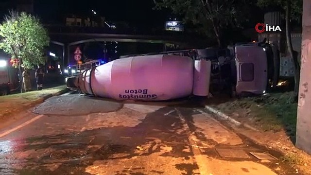 Beyoğlu’nda kontrolden çıkıp virajı alamayan beton mikseri yan yattı