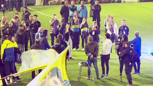 Uruguayo Cavani recibido como ídolo en Boca que sueña con la Libertadores