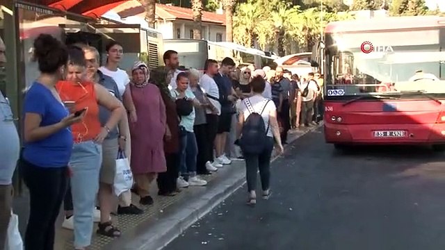 Jour 2 de la grève à Izmir： Arrêts débordés, trafic paralysé