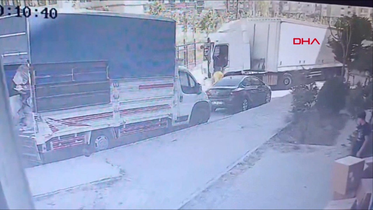 TIR geri geri kaydı, çevredekiler büyük tehlike atlattı