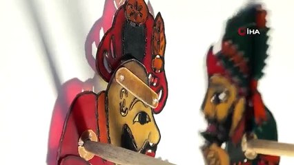 Un garçon de 11 ans fait une démonstration de jeux d'ombres