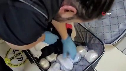 Valizden uyuşturucu fışkırdı