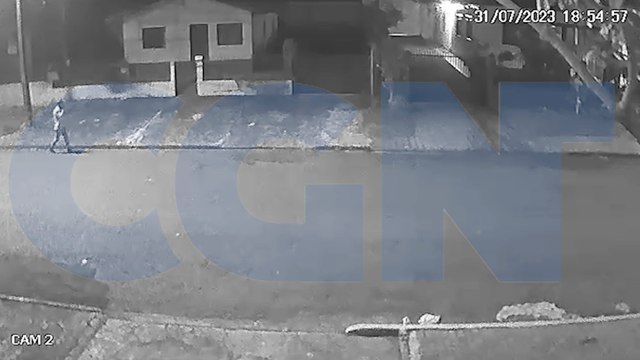 Vídeo: Ladrão disfarça, invade residência e sai de fininho após furtar TV, celular e outros objetos