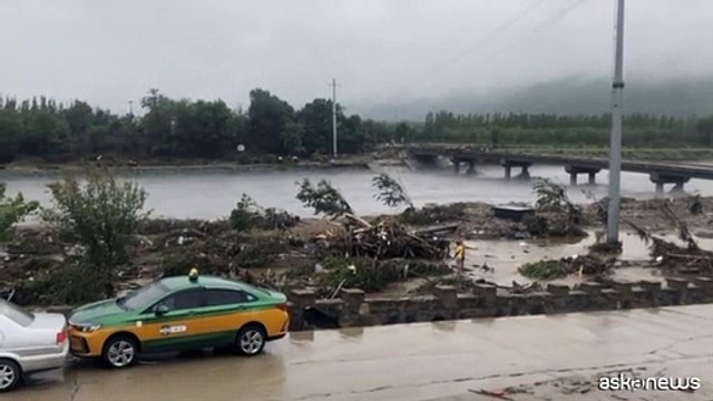 Piogge torrenziali in Cina, a Pechino strade ricoperte di fango