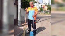 Belediye Başkanı Ümit Uysal Üniformayı Giyip, Sokakları Süpürdü