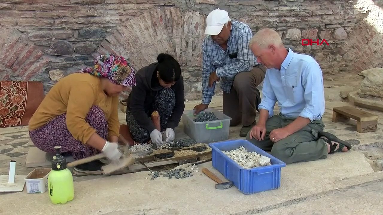 Les femmes du village travaillent dans les travaux de rénovation de la synagogue de l'ancienne ville de Sardes