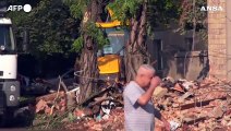 Ucraina, droni russi colpiscono una scuola a Kharkiv: la rimozione delle macerie