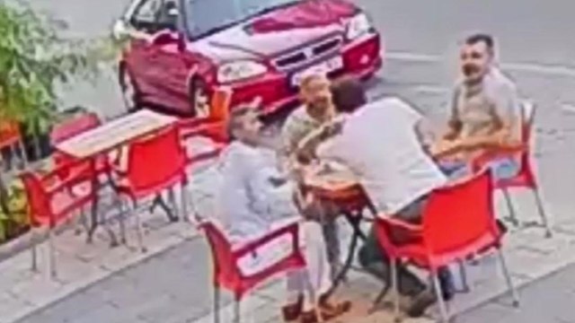 Çay içerken sırtına yorgun mermi böyle isabet etti