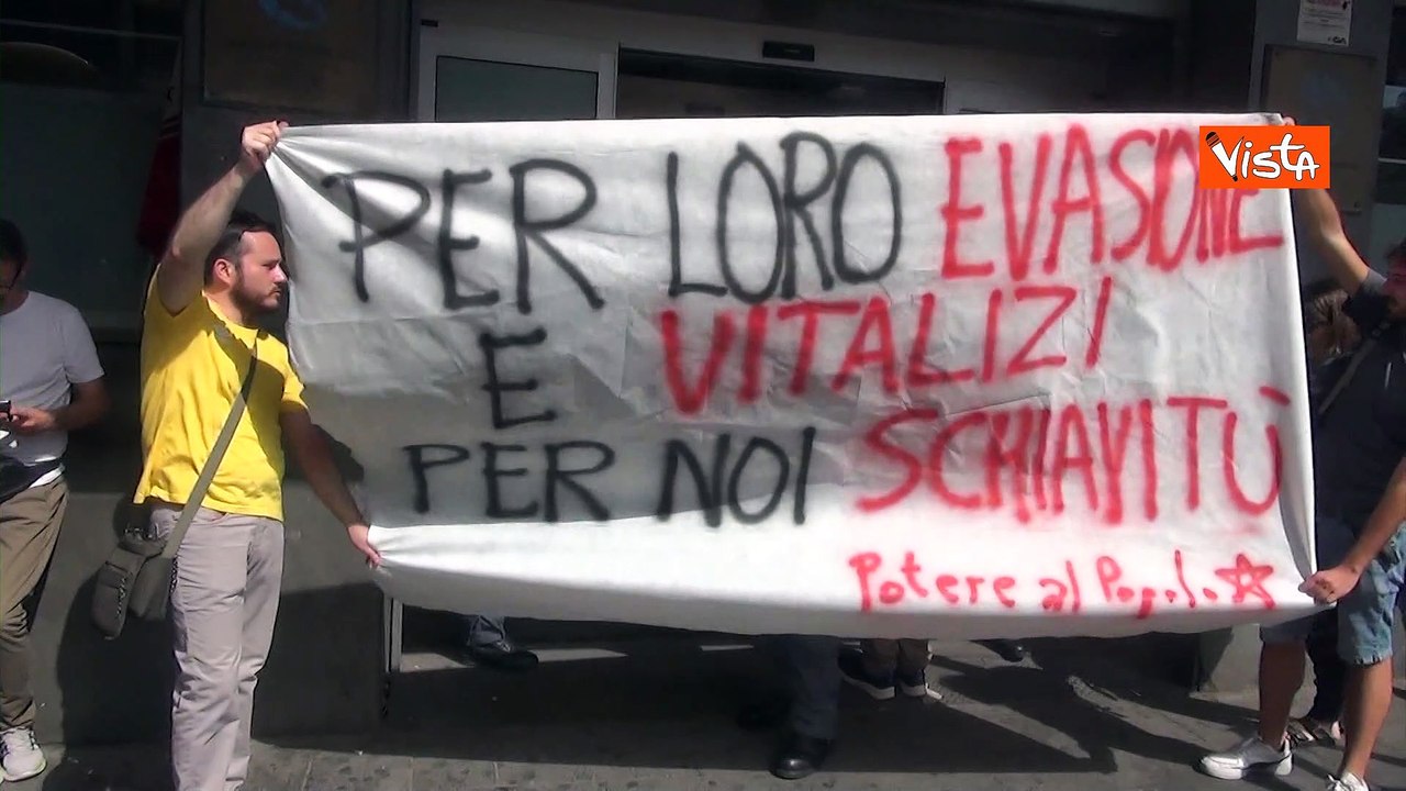 "Per loro vitalizi, per noi schiavit?", lo striscione contro stop al Reddito Cittadinanza a Napoli