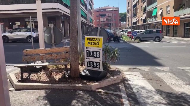 Al via l'obbligo di esporre il prezzo medio dei carburanti, ecco le immagini dei benzinai