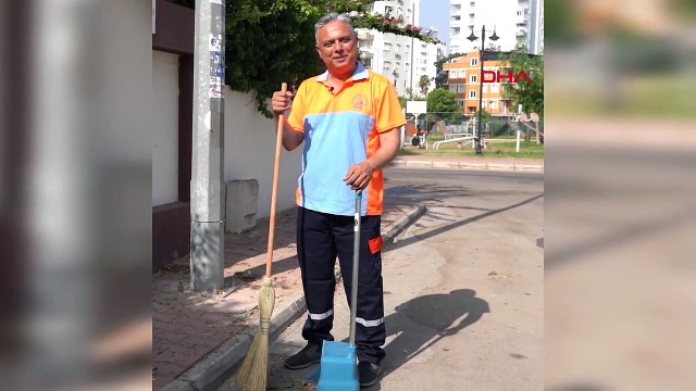 Muratpaşa Belediye Başkanı Ümit Uysal, Dünya Empati Günü'nde sokakları süpürdü