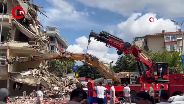 Kartal’da bina yıkımı yapan iş makinası devrildi