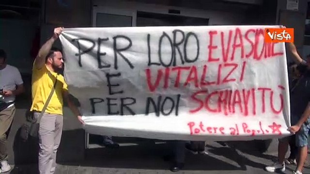 Per loro vitalizi, per noi schiavit? , lo striscione contro stop al Reddito Cittadinanza a Napoli