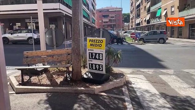 Al via l'obbligo di esporre il prezzo medio dei carburanti, ecco le immagini dei benzinai