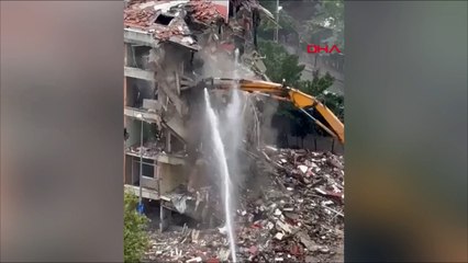 Kartal'da iş makinesinin devrilme anı kamerada