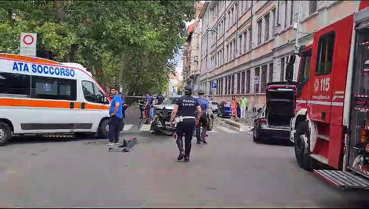 Milano, incidente in viale Umbria: due auto si scontrano e una travolge un pedone