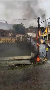 Poste pega fogo e assusta moradores em Arapiraca