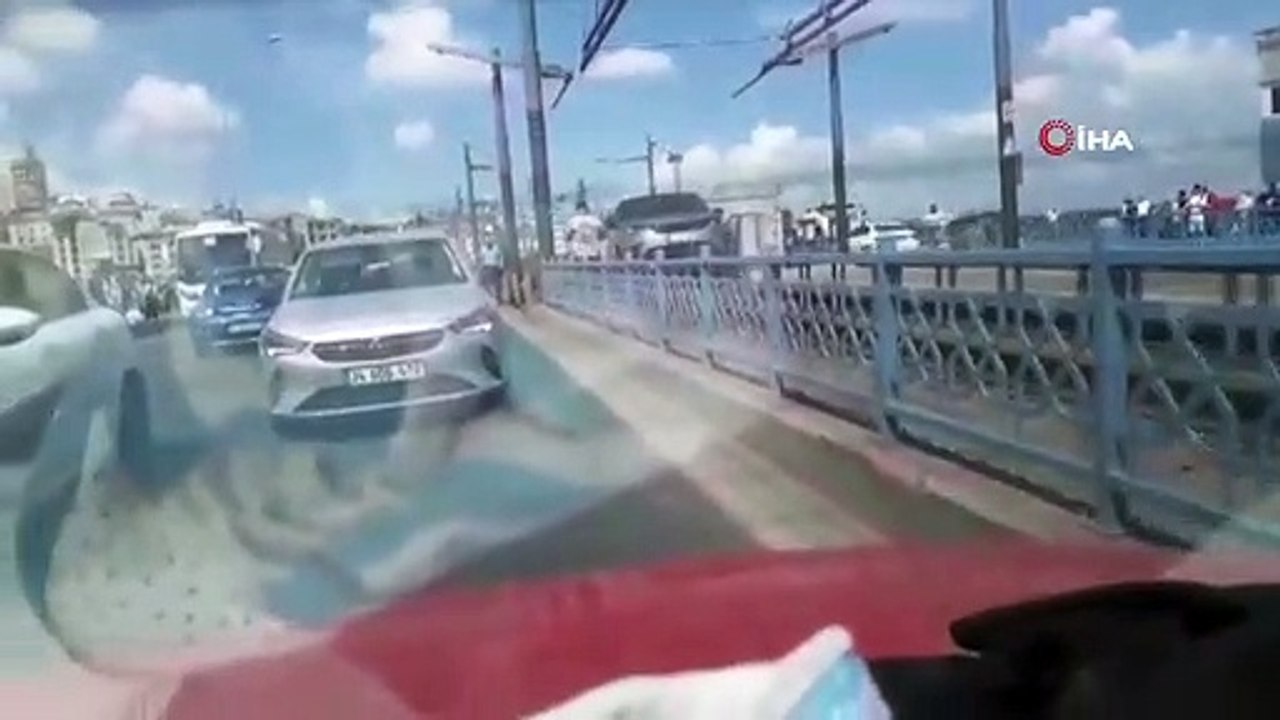 Au pont de Galata, le véhicule est entré dans le tramway, les vols se font en correspondance.