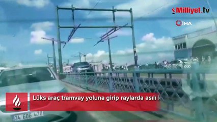 Galata'da bir cip tramvay yoluna girdi, seferlerde aksama