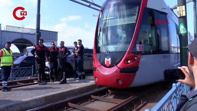 Son dakika... Seferler durduruldu! Galata Köprüsü'nde araç tramvay yoluna girdi