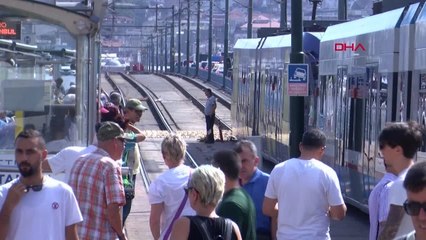 GALATA KÖPRÜSÜ'NDE CİPİYLE TRAMVAY YOLUNA GİRDİ, SEFERLER DURDU - 1