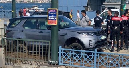 Galata Köprüsü'nde cipiyle tramvay yoluna girdi, seferler durdu