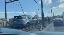 Galata Köprüsü’nde tramvay yoluna giren cip ortalığı karıştırdı