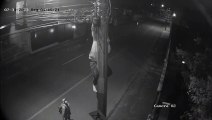 Imagem impressionante mostra ladrão escalando poste para furtar fio em Joinville