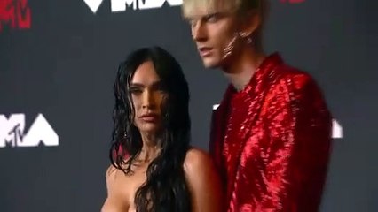 Megan Fox emportée avec ses poses enflammées ! Elle portait une robe en tulle et est allée à la mer.