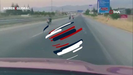 Yürekler ağza geldi! Motosikletli gençlerin ölümü hiçe saydığı anlar böyle görüntülendi
